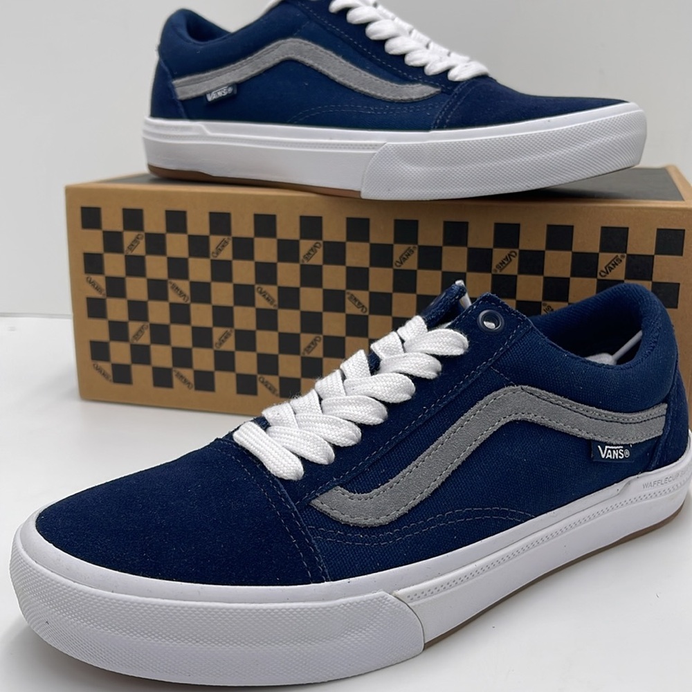 Vans Men’s Blue and White Sneakers Bmx Old Skool
Navy/White
VN0005UZNAV